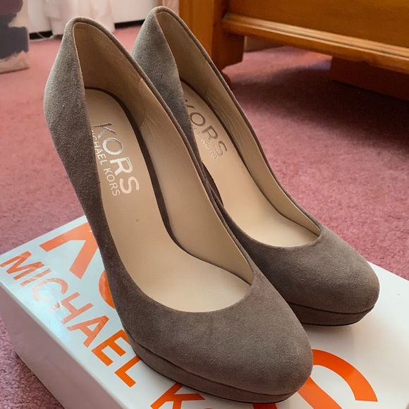 KORS Michael Kors Grey Suede Natural Snake Pumps 8 - Picture 3 of 13
